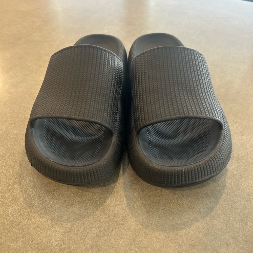 Black pillow slides. Size 10. Excellent condition.